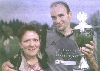 Matchwinner Uwe Karstens und seine beiden Schätze: Gattin Gisela und der Kreispokal.        Foto: t & w