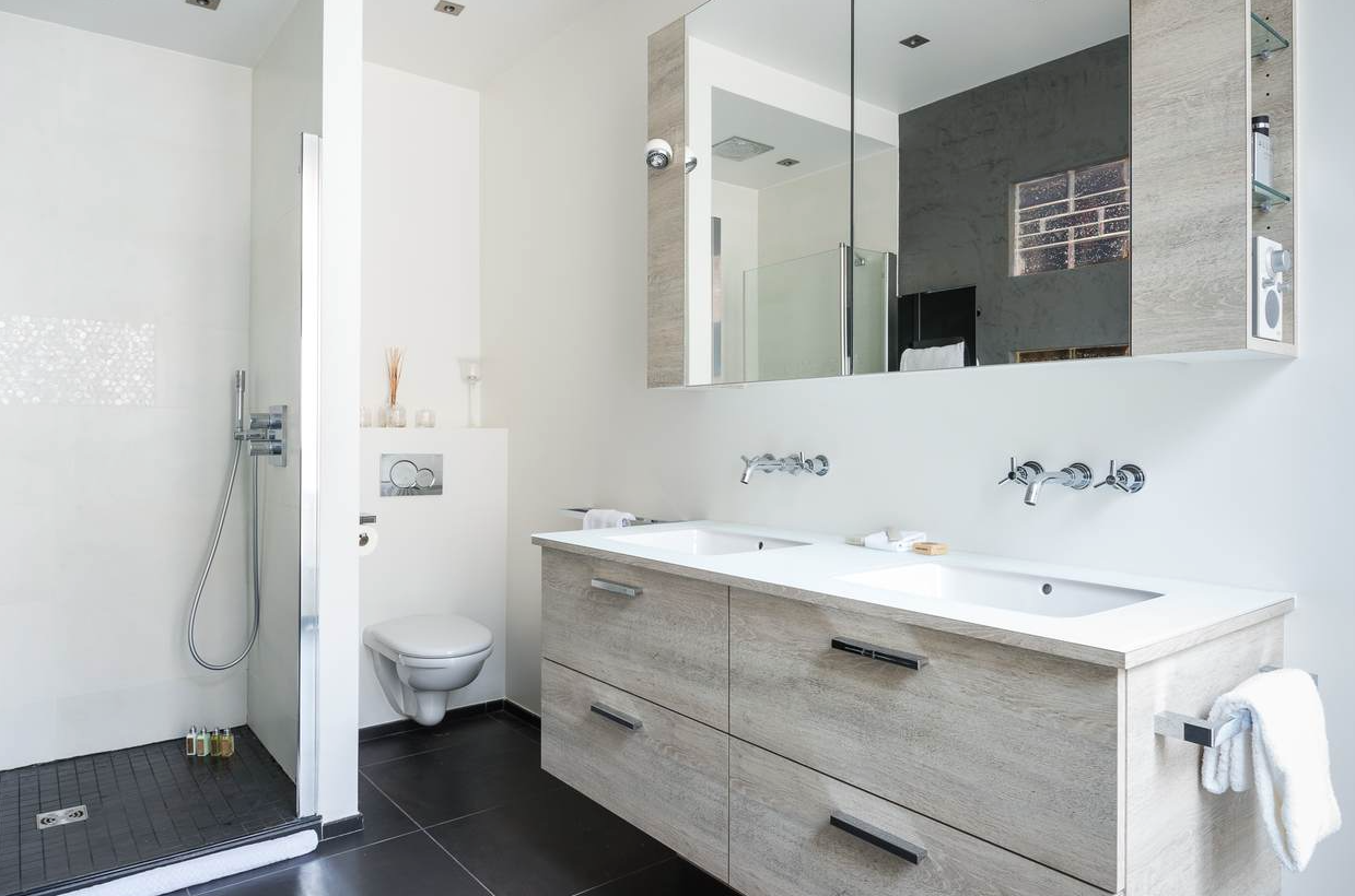 douche à l'italienne, salle de douche avec meuble suspendu, harmonie verre et esprit marbre, douche à l'italienne, Appartement haussmanien, Paris 17ème