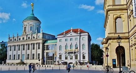 Die ehemalige preußische Residenzstadt Potsdam im Südwesten Berlins erzählt eine faszinierende Geschichte. Viele der einzigartigen Bauwerke und Gärten der Stadt zählen zum Weltkulturerbe der UNESCO, so auch der berühmte Schlösser-Park Sanssouci.