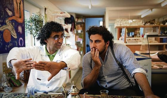 Der Wirtschafts- und der Kulturminister: Ahmad Gahre (links) und Ozan Günaydin sind Minister der fiktiven «Regierung des Wandels». (Bild: Urs Bucher)