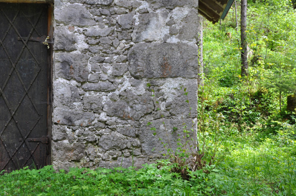 Bruchsteinmauerwerk, Kalkmörtel, Eckquadern