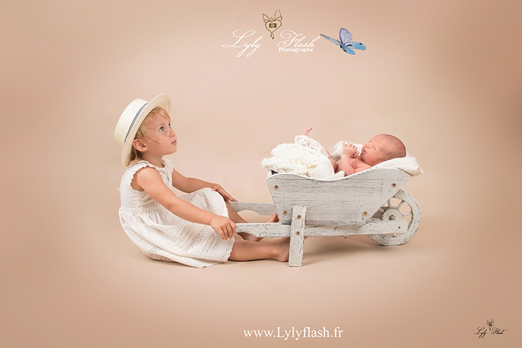 photo bébé dans brouette avec sa grande soeur par photographe studio