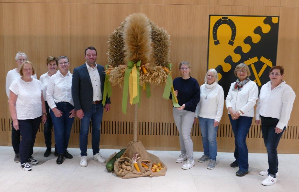 Bürgermeister Adrian Schäfer ,Gleichstellungsbeauftragte Jana Schmied und ein Teil des Vorstandes 