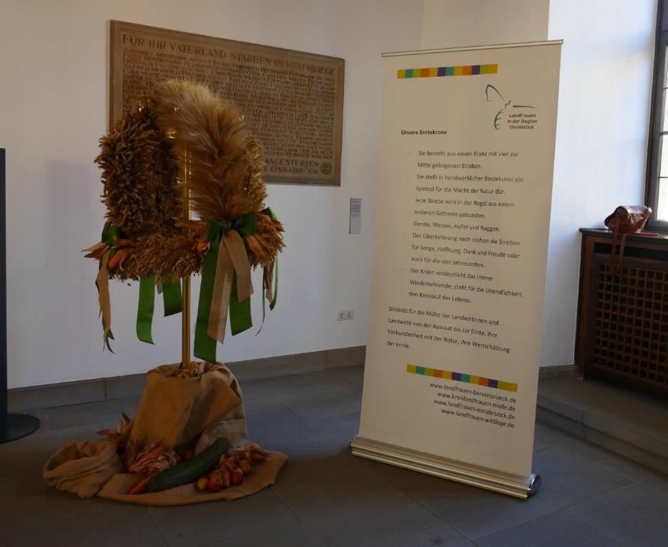 Erntekrone im Foyer Osnabrücker Rathaus