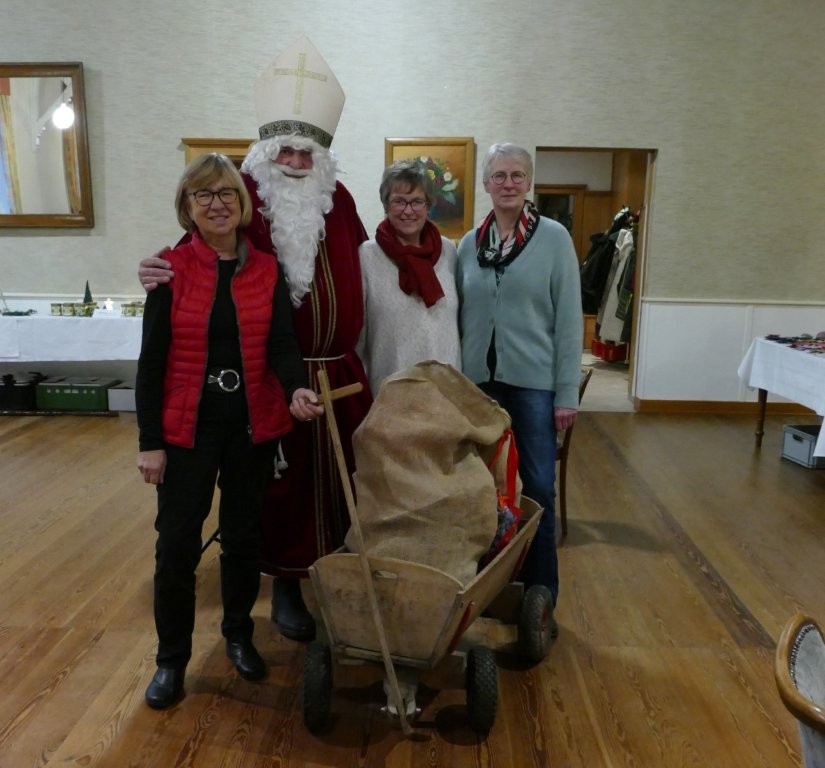 Nikolaus, Elisabeth Vallo, Gabi Völler und Ruth Schulte to Bühne