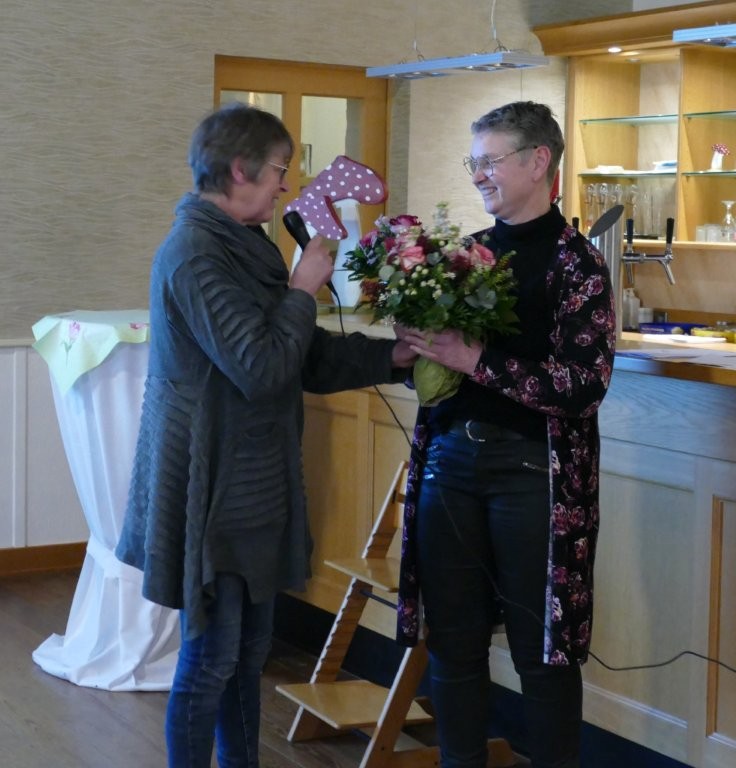 Gabi Völler überreicht Blumenstrauß an Annemarie Große Börding