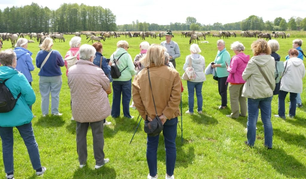 Thomas Röwekamp mit der ersten Gruppe LandFrauen
