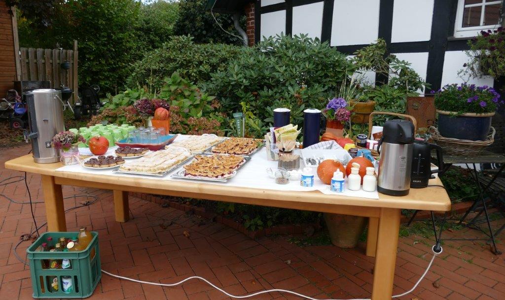 Kaffee und Kuchen im Freien 