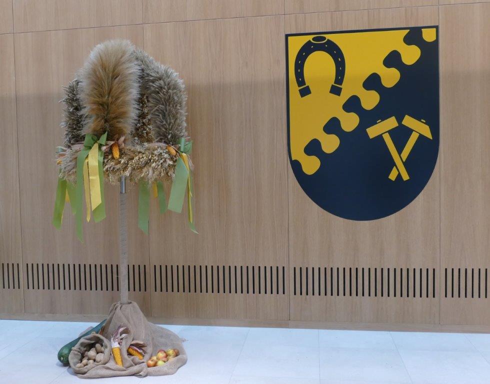 Ernekrone und Wappen im Foyer