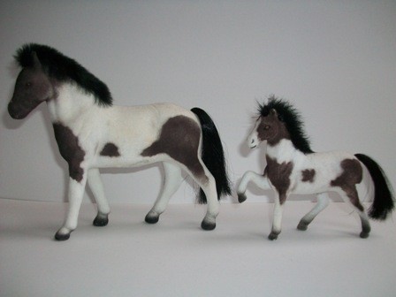 Schecken-Ponys wohl aus Set mit mehreren Pferden