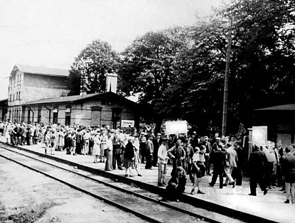 Bahnhof Niemegk. Die Demonstranten warten auf den Zug nach Belzig.