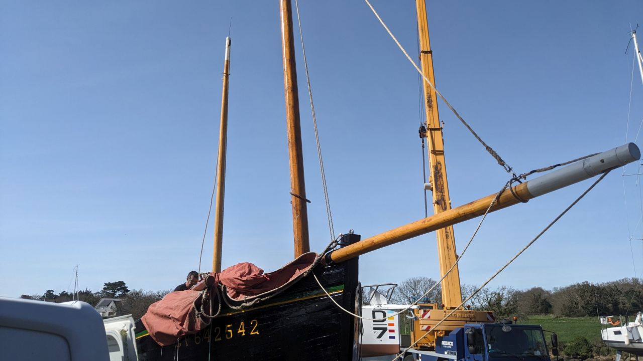 Il est beau ce bateau avec ses deux mats et son nouveau bout dehors