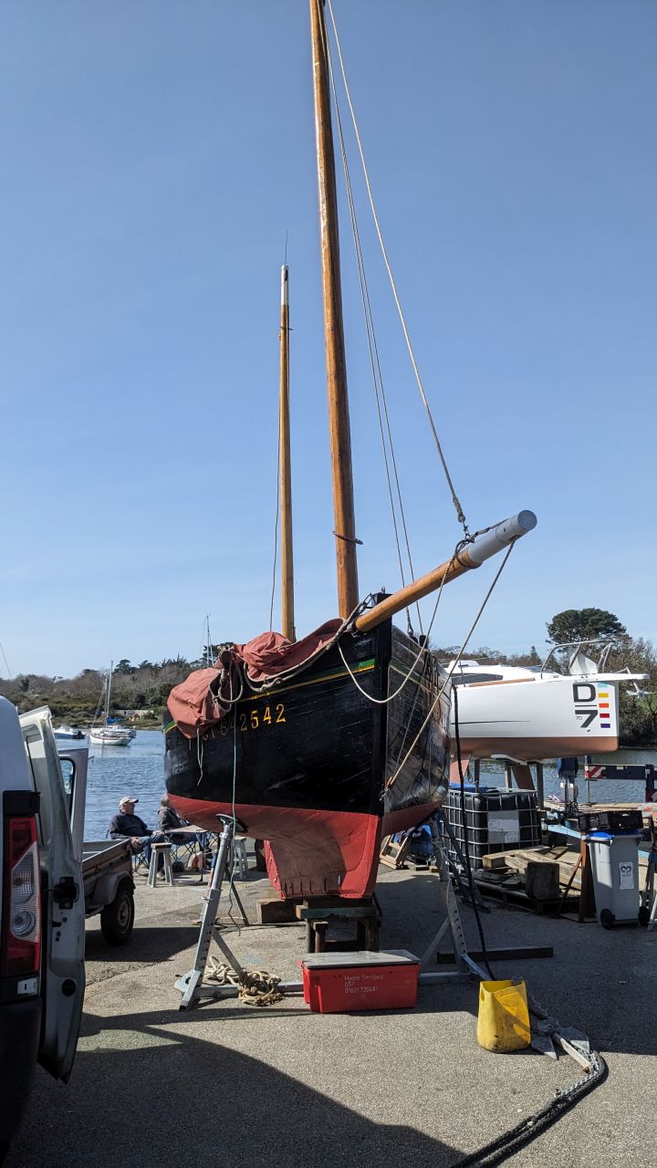 Il est beau ce bateau avec ses deux mats et son nouveau bout dehors