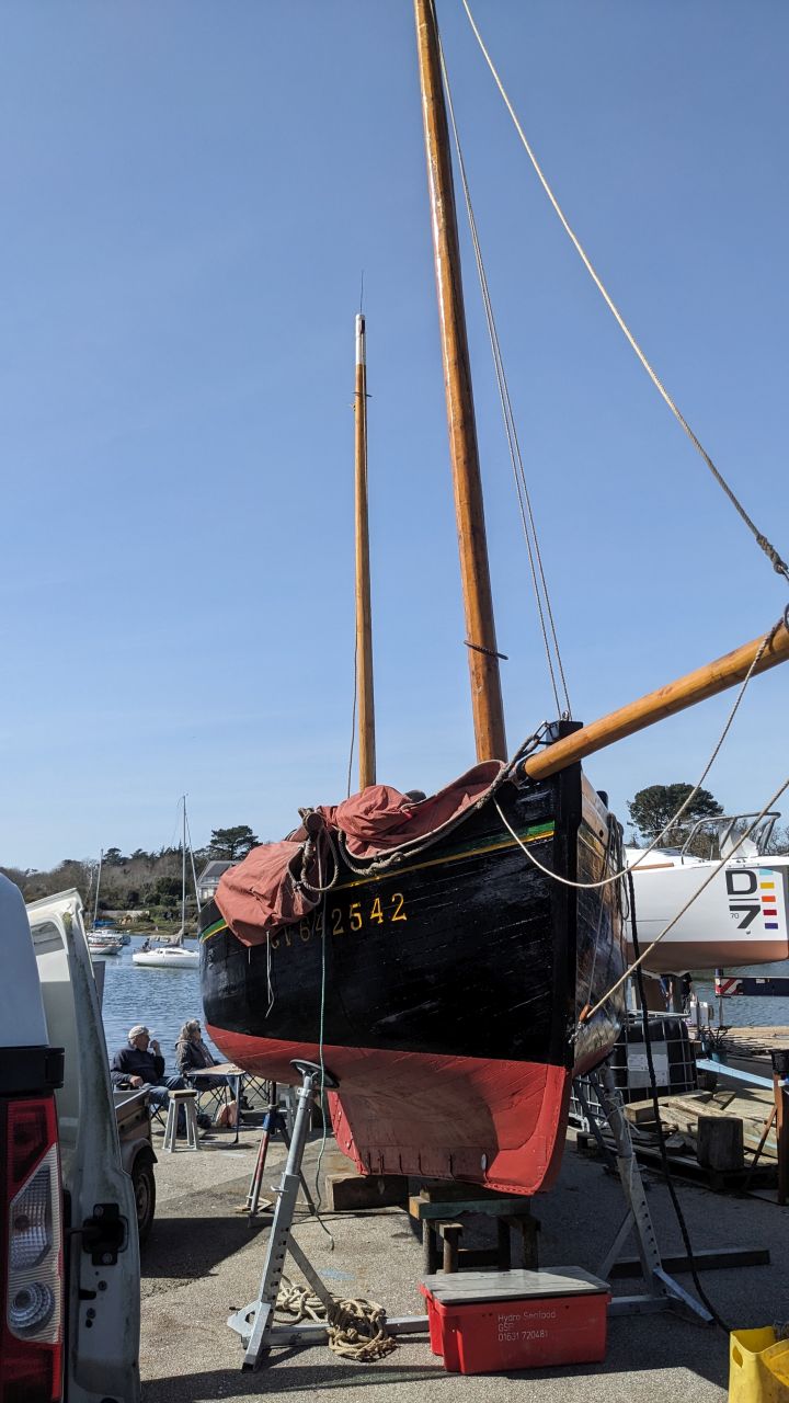 Il est beau ce bateau avec ses deux mats et son nouveau bout dehors