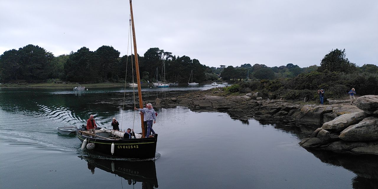 Arrivée de C'hoari wa'n dour au port du Minaouët