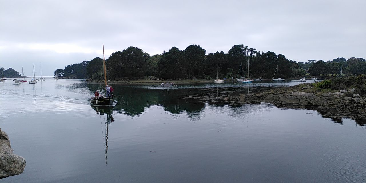 Arrivée de C'hoari wa'n dour au port du Minaouët
