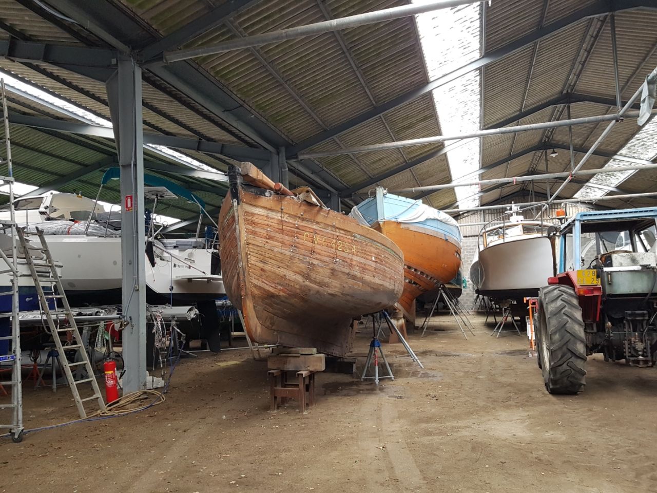 Sous le hangar du chantier Marée Haute