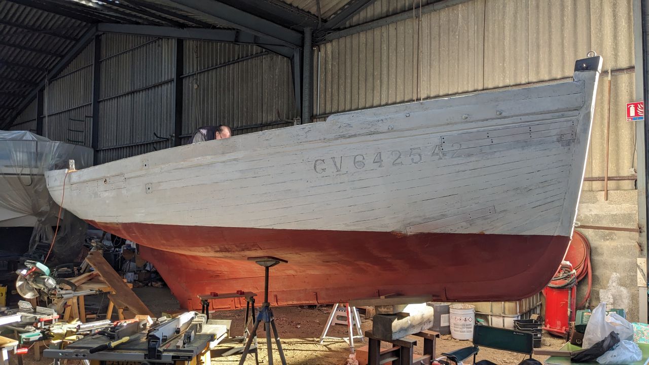 Sous couche d'accrochage et première couche d'antifouling