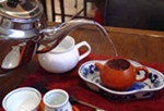 2)茶船の中に茶壷を置き湯を注いで温めます。::悟空::--横浜中華街で生まれて30年。中国茶・中国茶器専門店