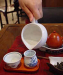 3)茶壷が温まったらその湯で茶海や聞香杯、茶杯も 温めます。::悟空::--横浜中華街で生まれて30年。中国茶・中国茶器専門店