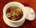 2)蒸らします。これは緑茶、菊の花、クコ、ナツメ、龍岩など8種類の具が入った八宝菊花茶。::悟空::--横浜中華街で生まれて30年。中国茶・中国茶器専門店