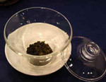 １）温めておいた蓋碗に茶葉を入れます。::悟空::--横浜中華街で生まれて30年。中国茶・中国茶器専門店