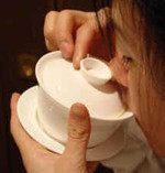 3)茶葉が口に入らないようむこうに、少しフタをずらして飲みます。::悟空::--横浜中華街で生まれて30年。中国茶・中国茶器専門店