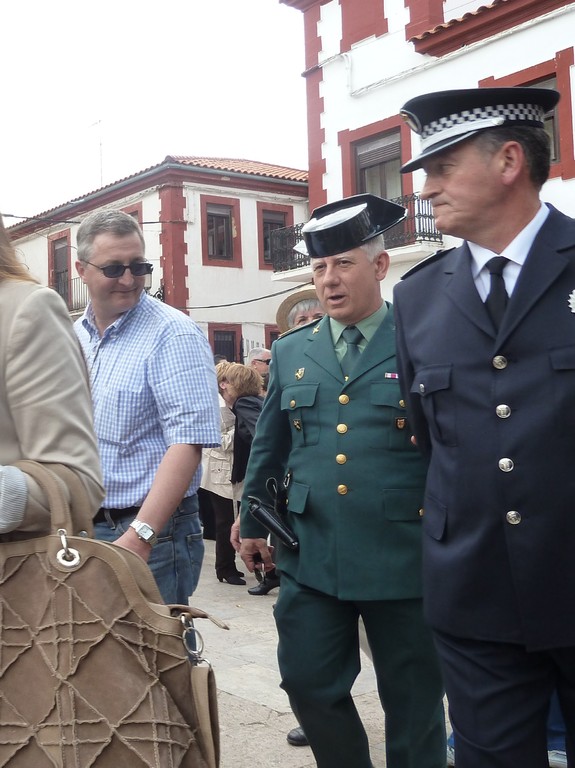 En présence du chef de Police, et de l'Adjudant de la Guardia Civil