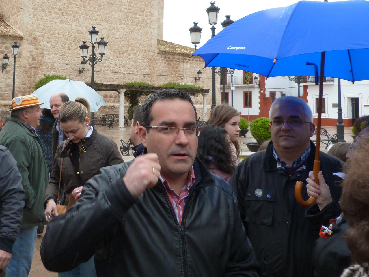 Le Mairie de Pedro Muñoz à la descente du car 