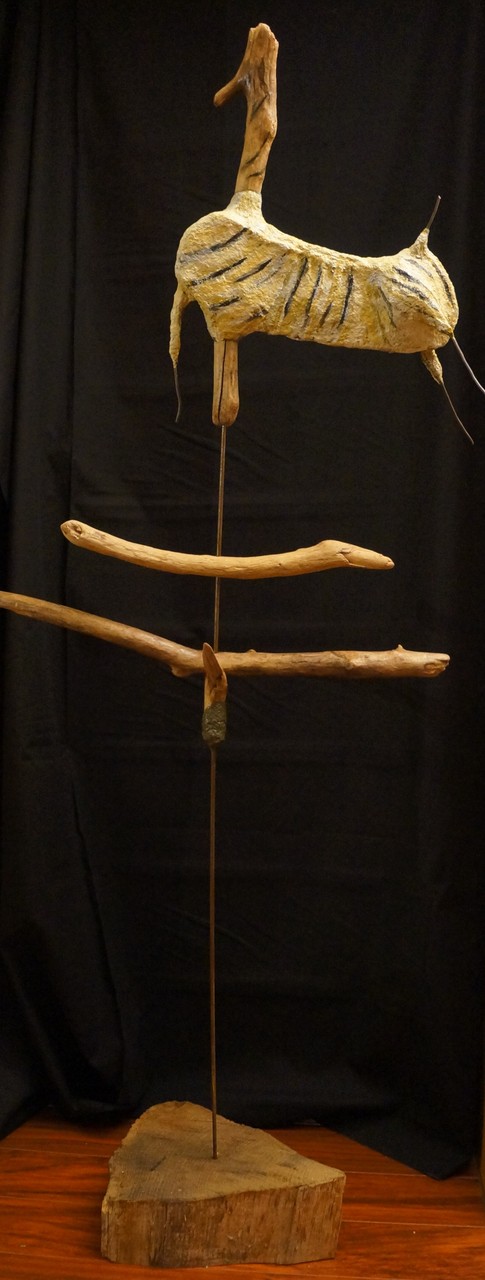 Urtier, Skulptur aus Pappmaché, Holz, Draht, Höhe 152 cm