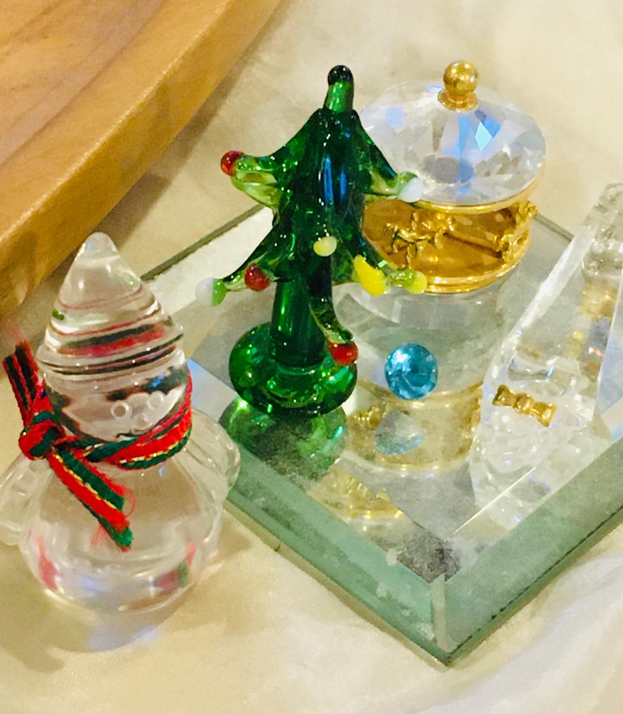 ピアノの上のガラスのツリーと雪だるま❄️⛄️🎄
