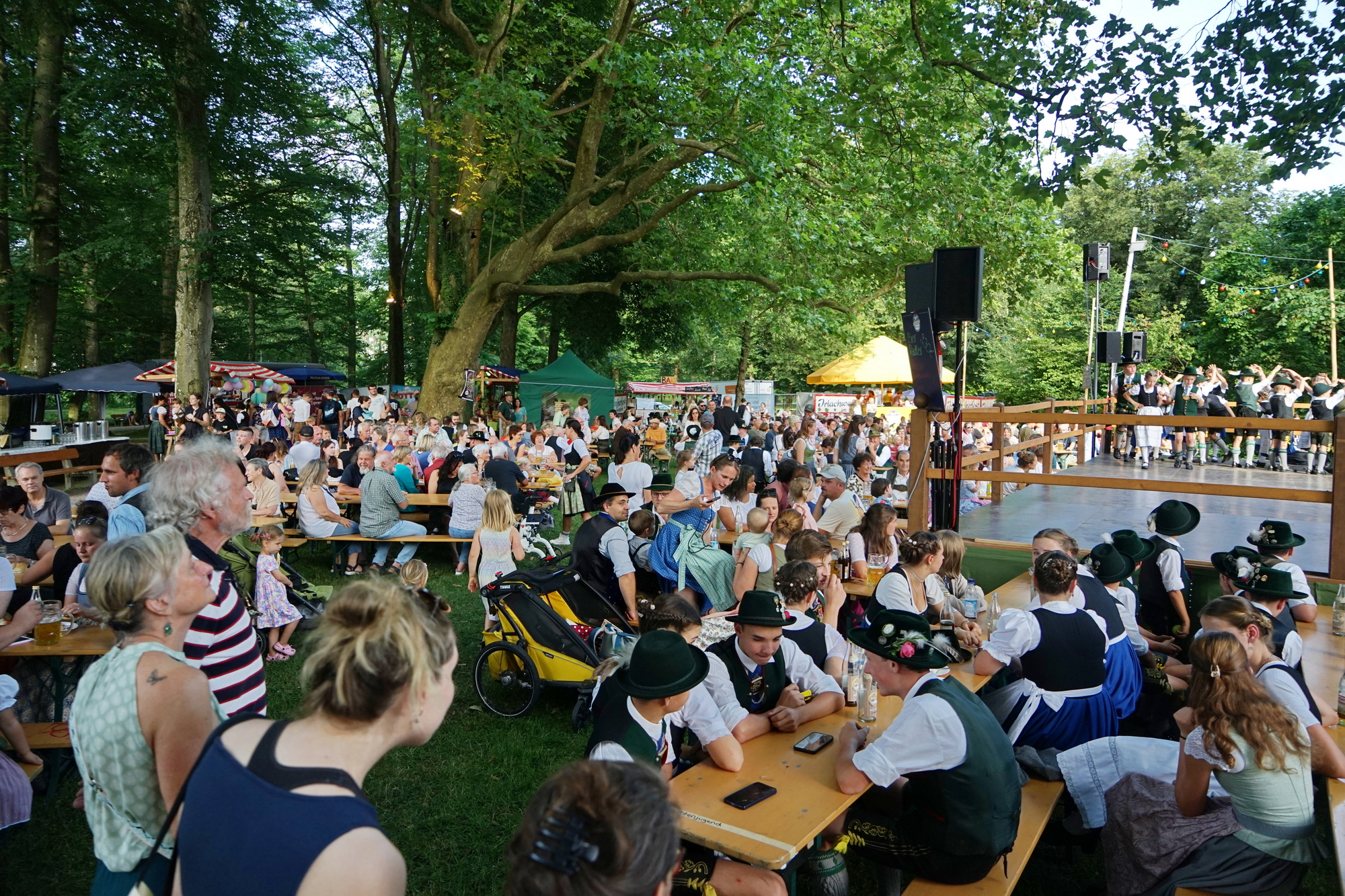 Waldfest Atmosphäre am Irlachweiherfest Bad Aibling