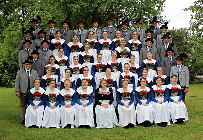 Aktive des Trachtenvereins D´Oberlandler beim 125jährigen Jubiläum mit Fahnenweihe  im Juni 2018