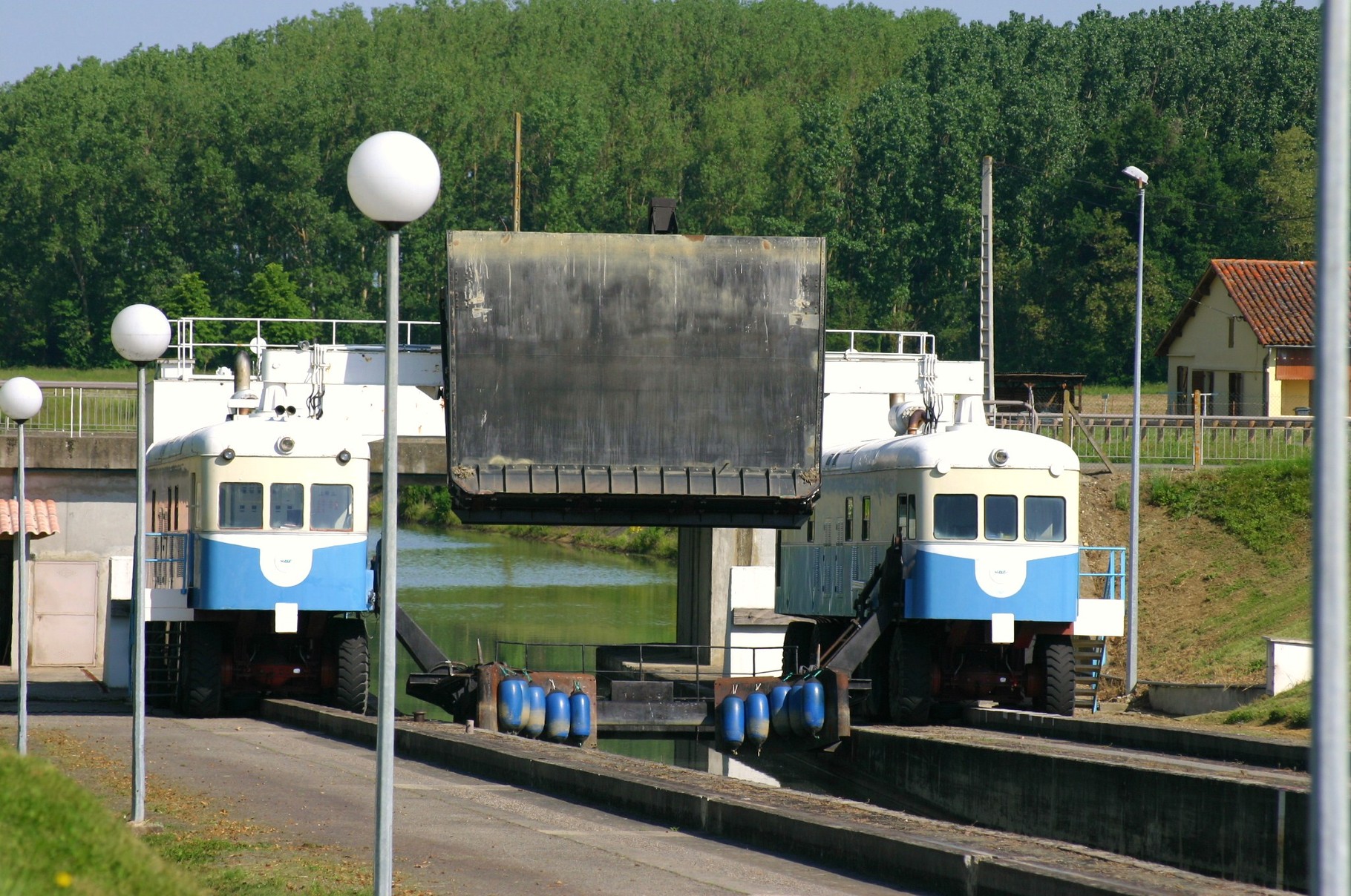 La machine de la pente d'eau de Montech. (Dept 82)