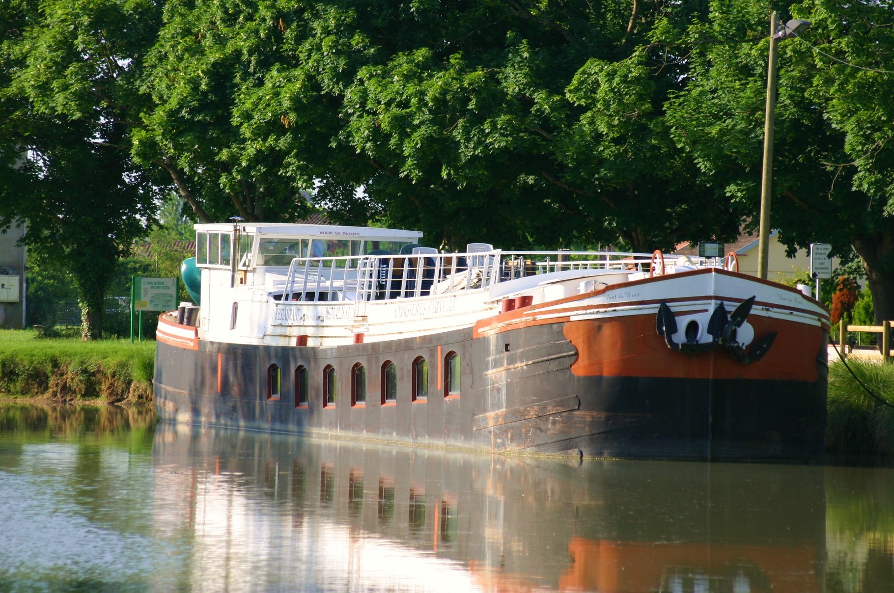 Péniche au port de Montech. (Dept 82)