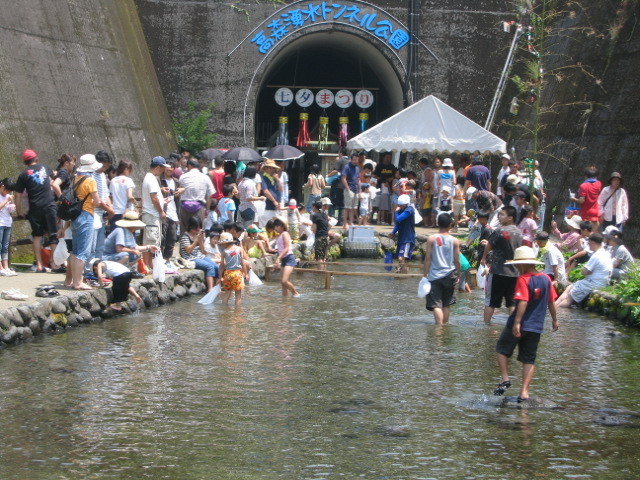 第16回高森湧水トンネル七夕まつり -- ヤマメのつかみ取り大会 --