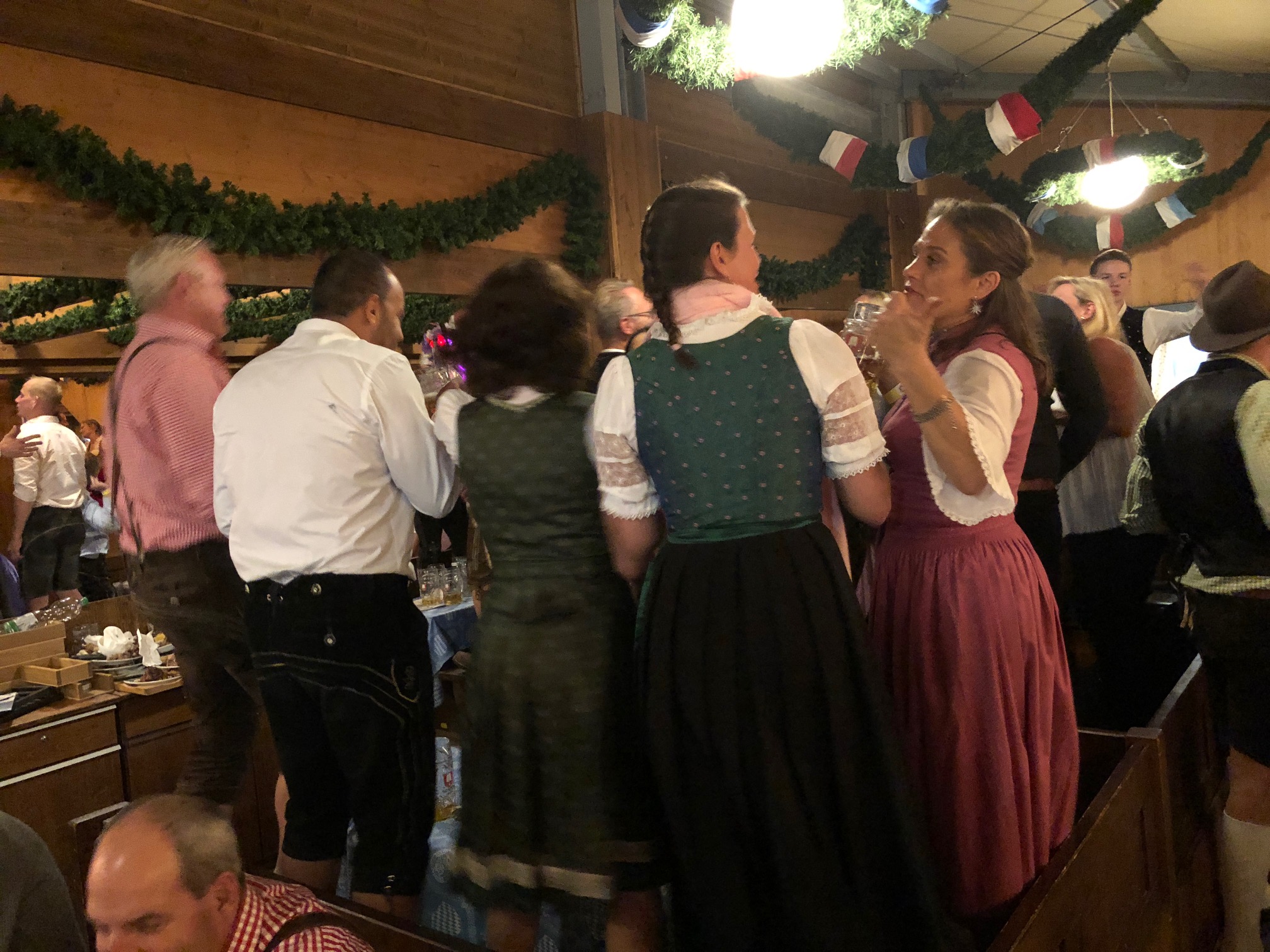 Die Stimmung steigt ... denn jetzt wird auf den Bänken getanzt, schee wars auf der BRSI Wiesn!