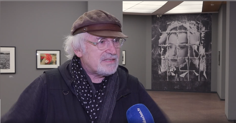 Bericht in münchen.tv zur Austellung "Chameleon" des Fotgrafen Abe Frajndlich.