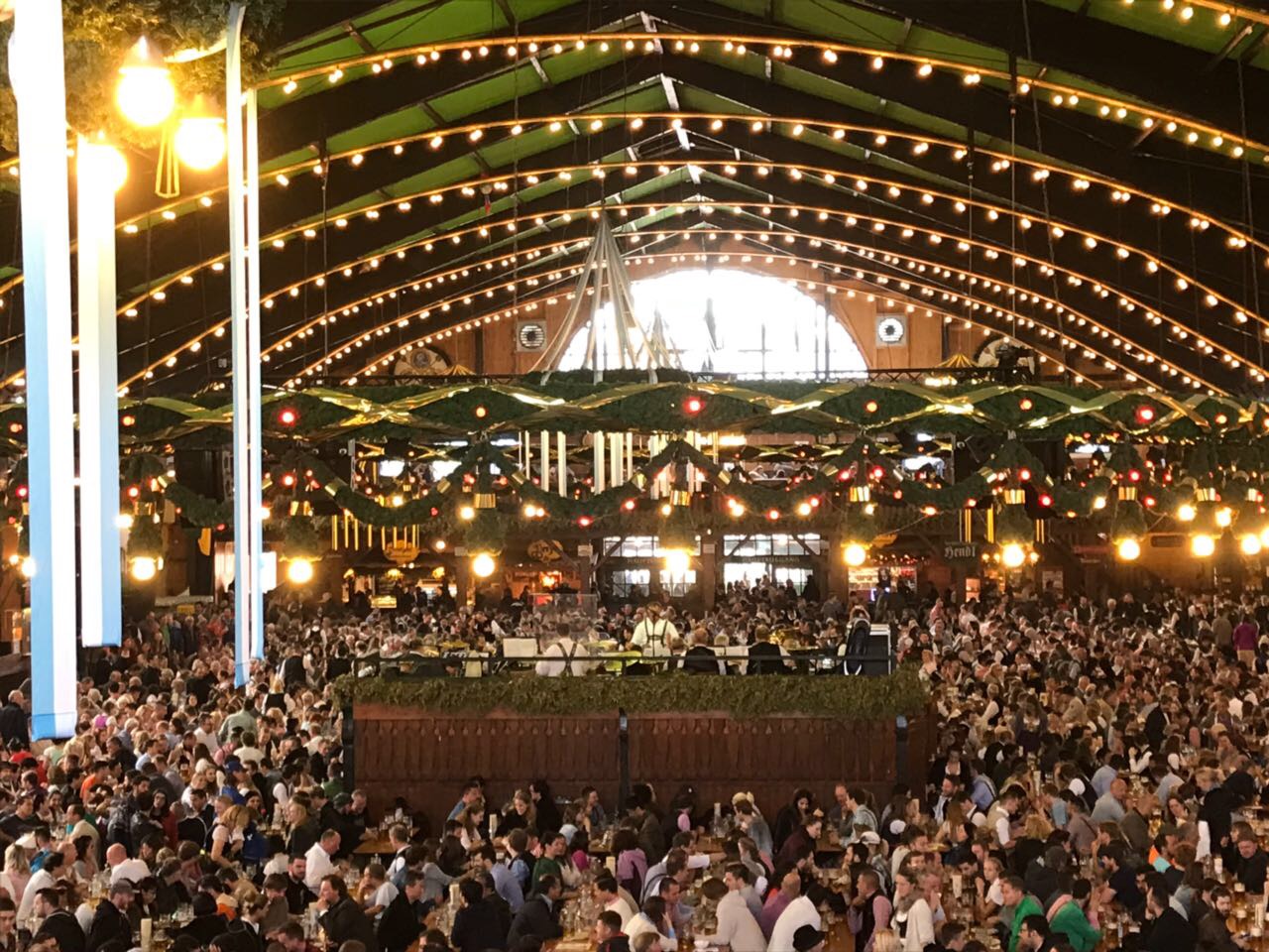 Blick von den BRSI-Galerie-Tischen in das Augustiner Festzelt.