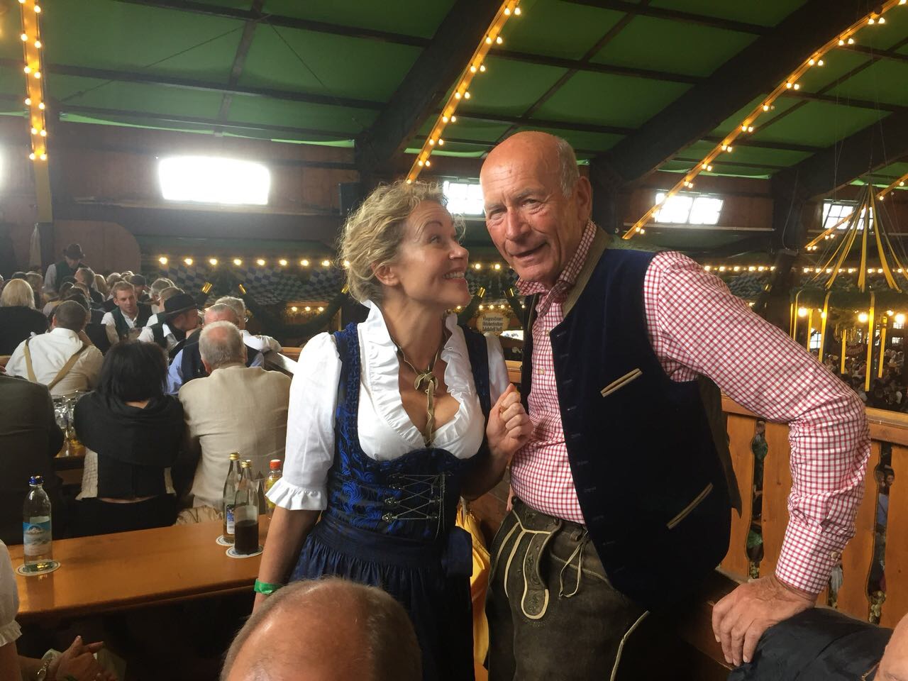  „Was für ein schöner Wiesntag“ Frau Opderbeck mit Herrn Lamberti, beide Industrierat