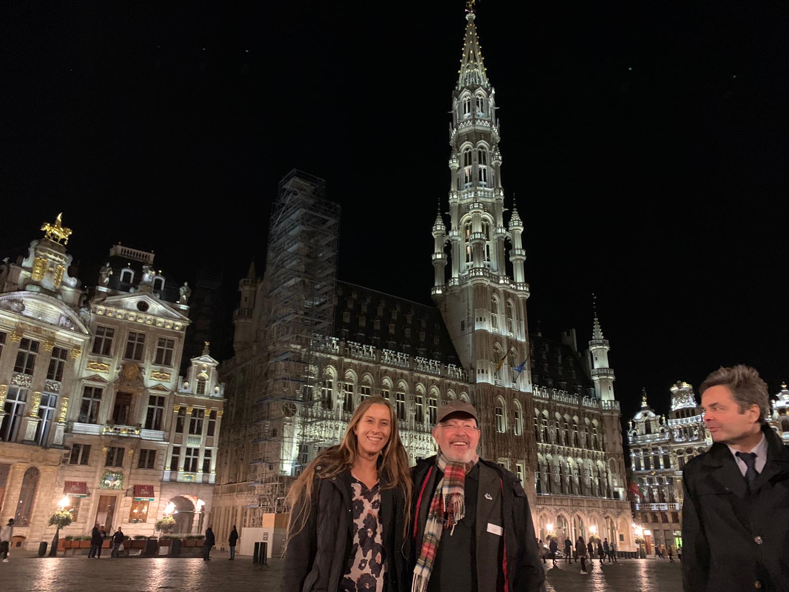 BRSI Vorstand Dr. Dieter Körner mit Kollegen auf dem Brüsseler Marktplatz