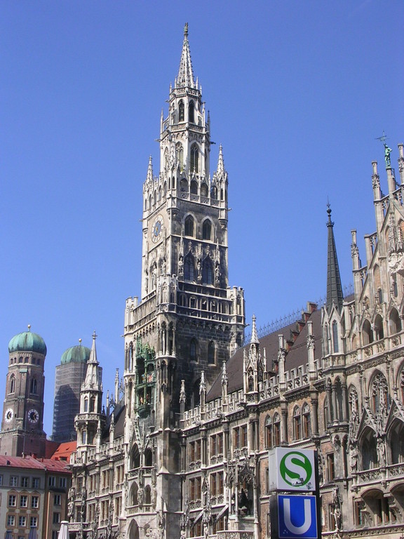 Rathaus mit den Türmen der Frauebkirche im Hintergrund.