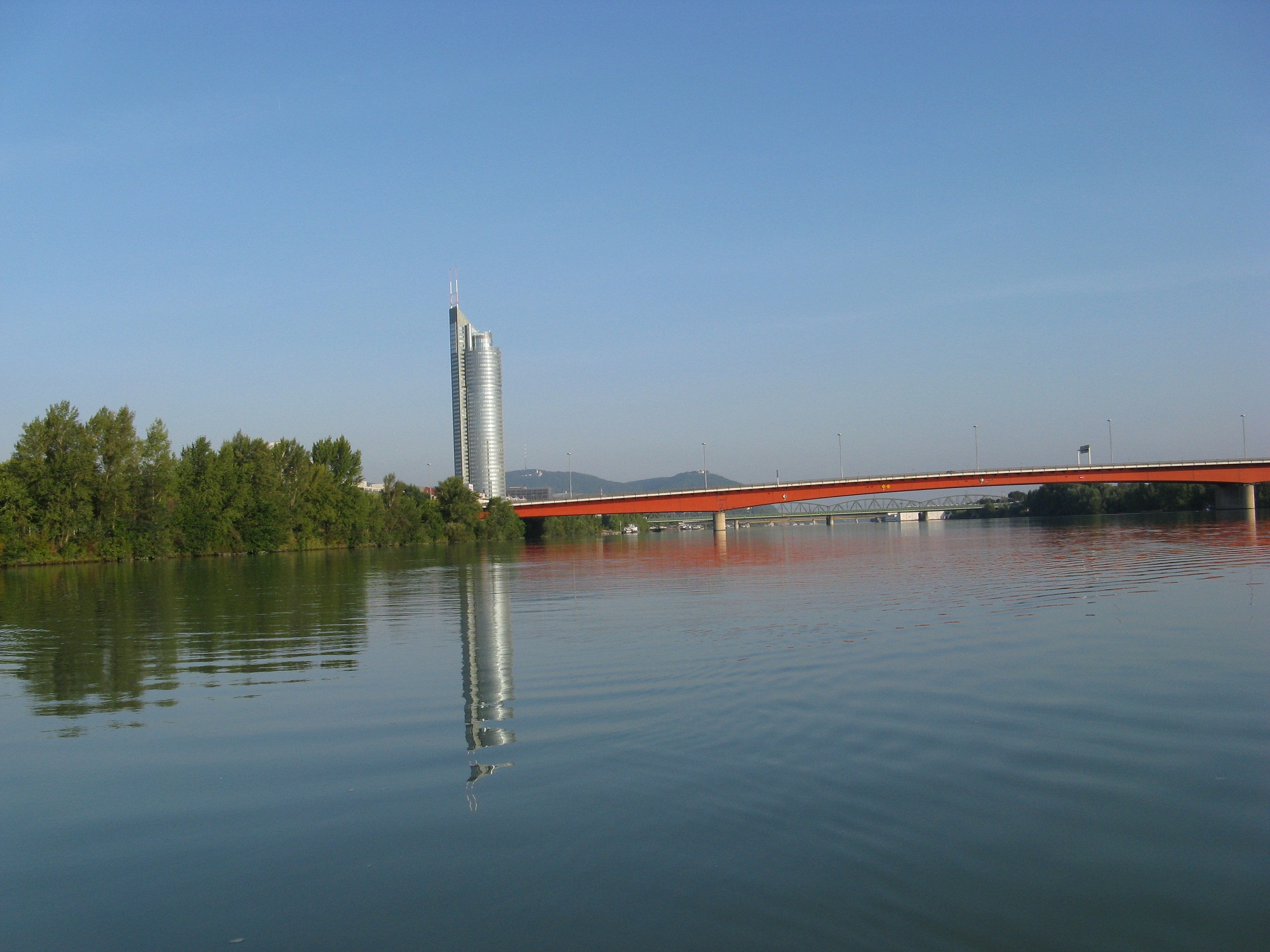 Ganz in der Früh ist meist kein Wind und die Donau ist glatt wie ein See: Brigittenauer Brücke mit Millennium Tower.