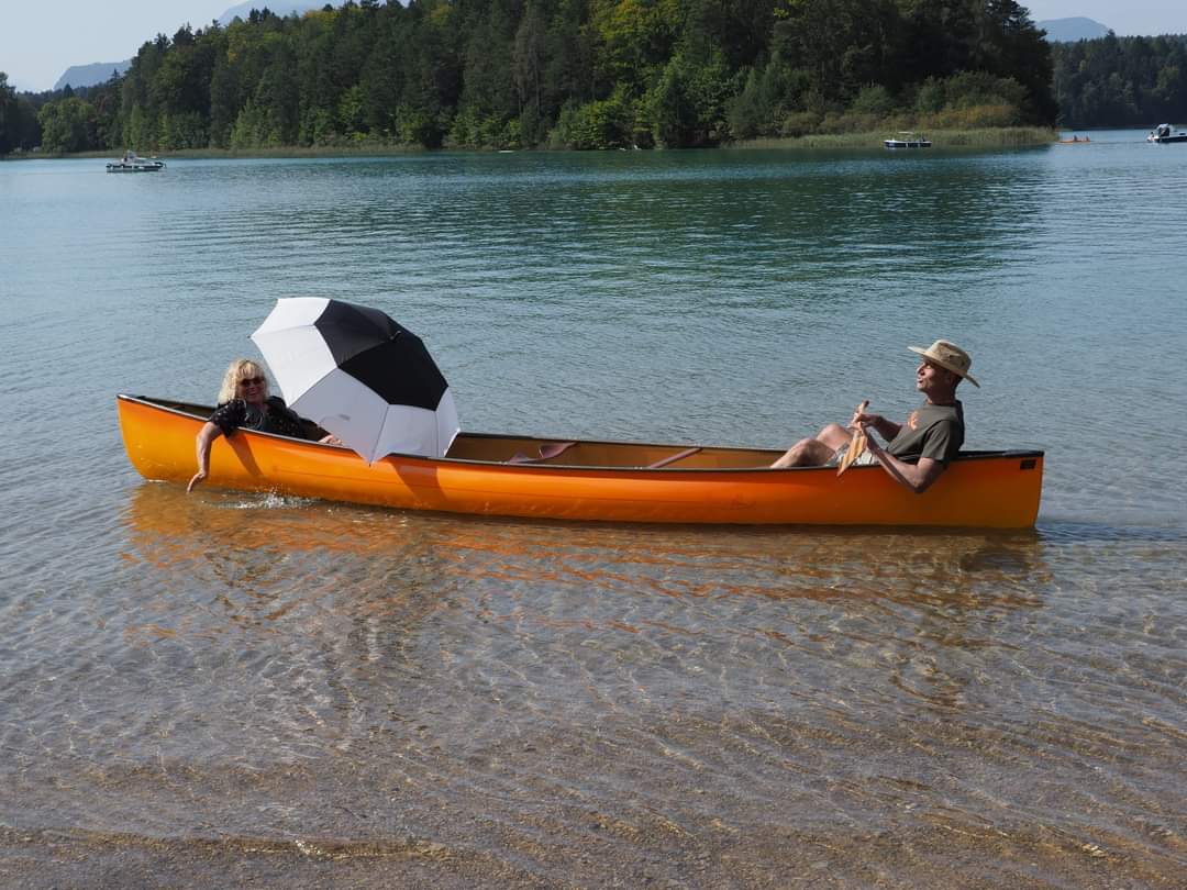 Susi und Helmut machen es vor: physische Distanz im Kanu.