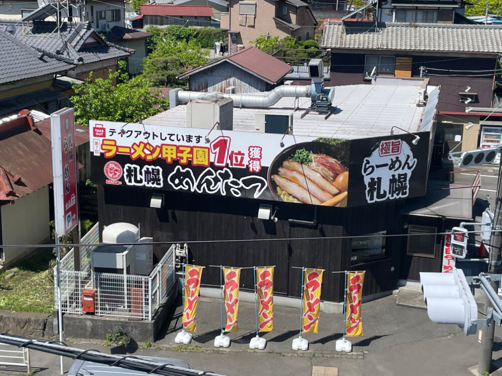 特殊車両を使って店舗の看板設置状況も確認します