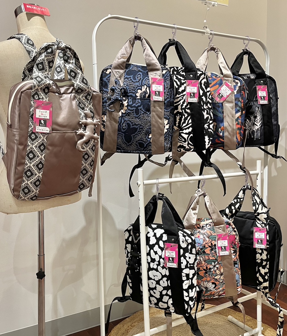 スリム・バックパック 各¥7,920(税込)