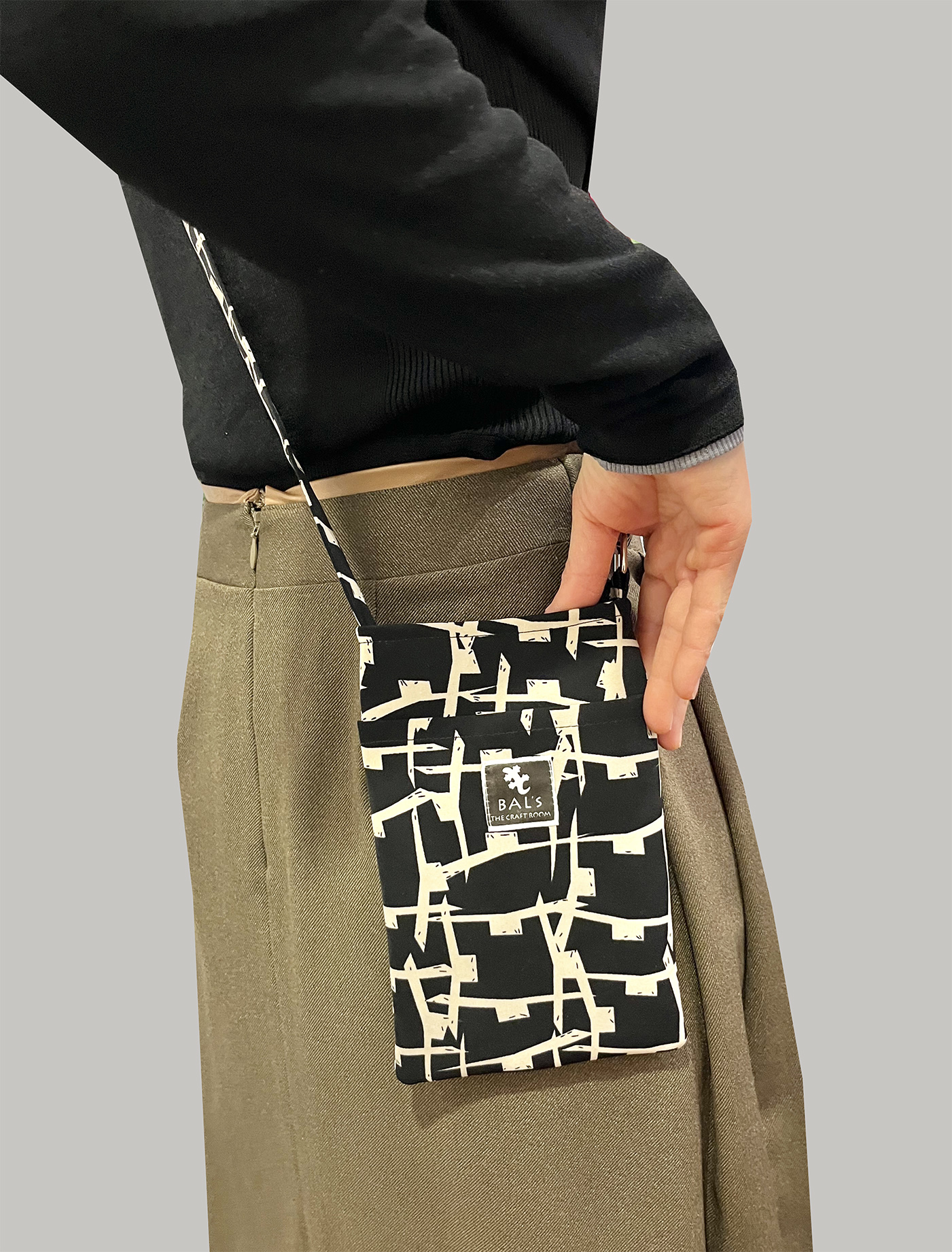 フォン・ポーチ¥2,750(税込)＊参考色