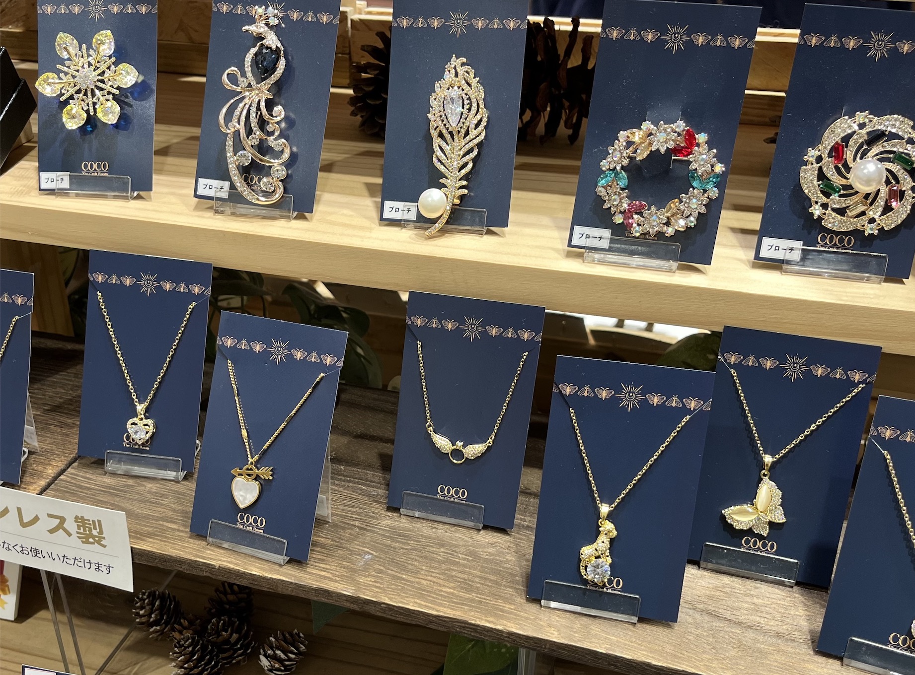 ステンレスネックレス、ブローチ ¥2,750〜