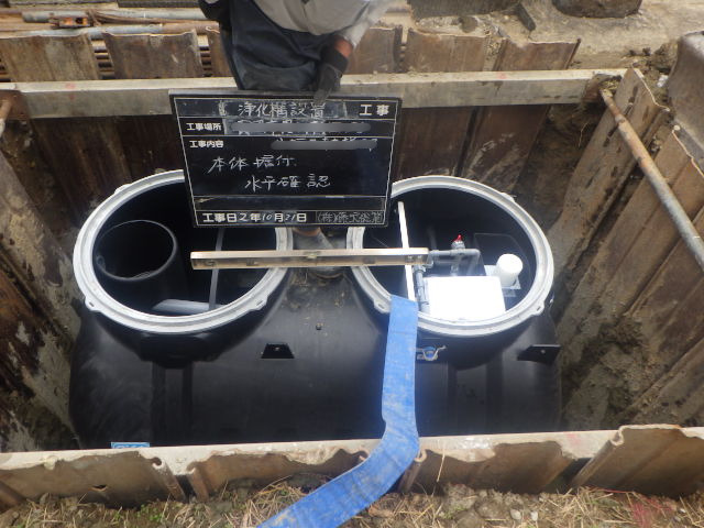 燕市で浄化槽本体の設置工事を行い据付作業をしている施工の様子