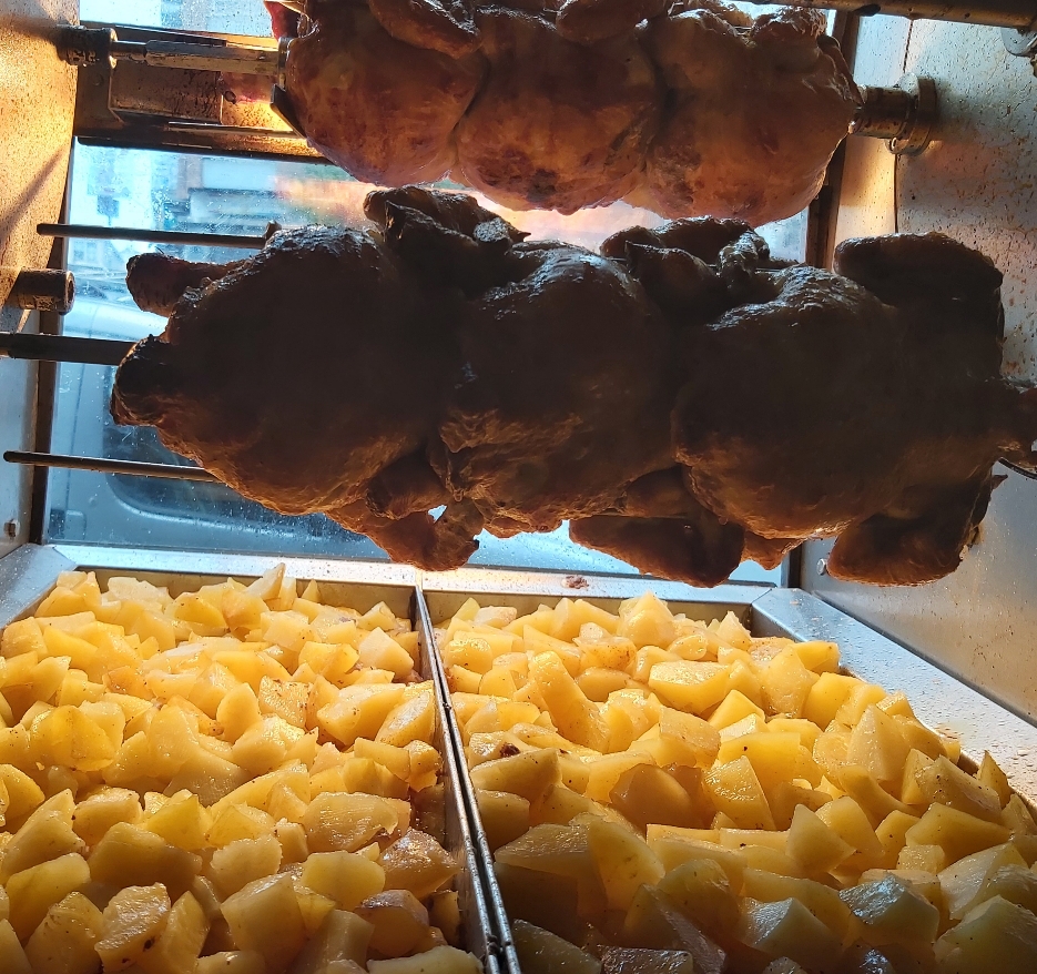 I nostri Polli allo spiedo con patate al forno  una specialità del nostro negozio